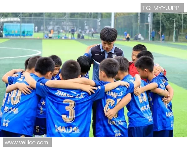 白色球衣下的闪耀之星那些令人瞩目的足球明星与他们的魅力瞬间